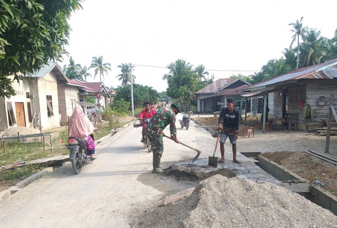 Babinsa Kormil 10/Kunto Darussalam Goro Bersama Warga
