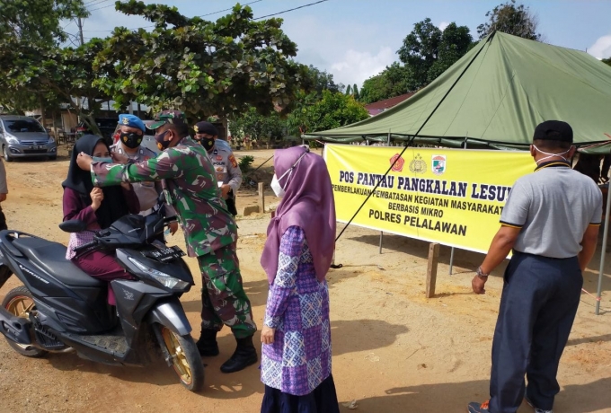Babinsa Koramil 04/PKL Kuras Ikut Sukseskan PPKM Bersama Tim Gabungan 
