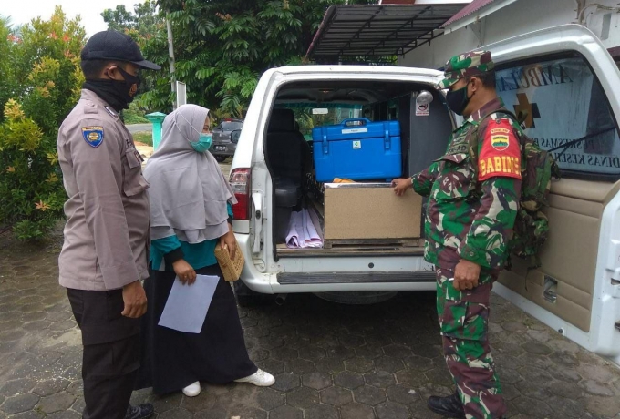 Babinsa dan Babinkamtibmas Kawal Pendistribusian Vaksin Covid 19