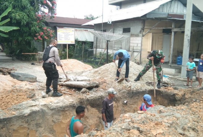 Antisipasi Banjir, Babinsa Koramil 16/Tapung Bersama Tiga Pilar Goro Bersama Warga