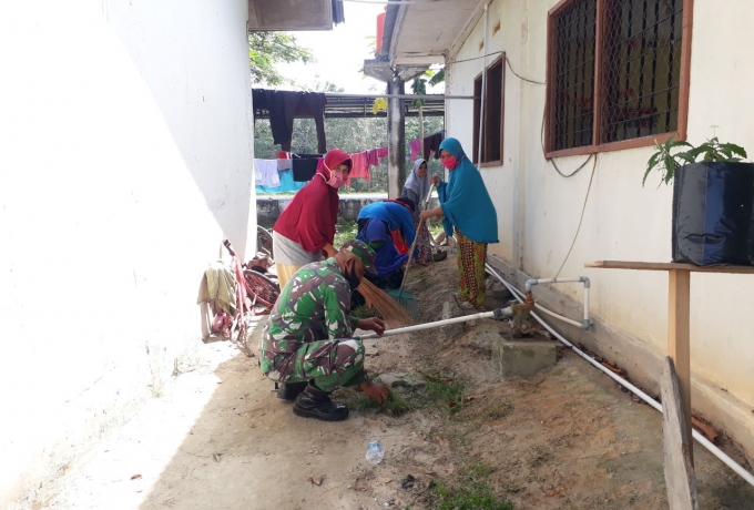 Telihat Kompak, Babinsa Koramil 07/Kampar Kodim 0313/Kpr Bersama Ibu PKK Laksanakan Pembersihan Pust