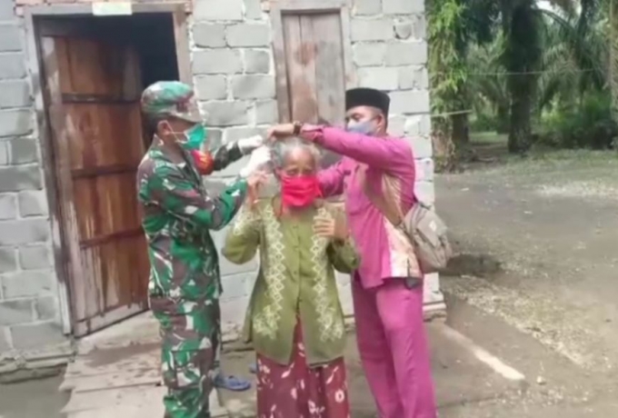 Babinsa Bersama Kades Kasang Mungkal Himbau Warga Ikuti Protokol Kesehatan