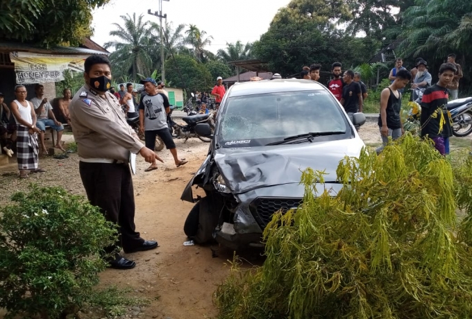 Pecah Ban Lalu Hilang Kendali, Mobil Datsun Tabrak Motor di Wilayah Batu Langka Kuok
