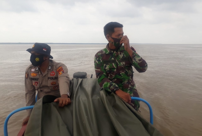 Sinergitas Babinsa Dan Bhabinkamtibmas Gunakan Jalur Sungai Dan Laut Laksanakan Patroli Karlahut