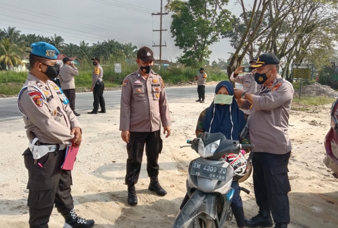 Polsek Tapung Gencarkan Pendisiplinan Prokes dan Bagikan Masker Untuk Masyarakat