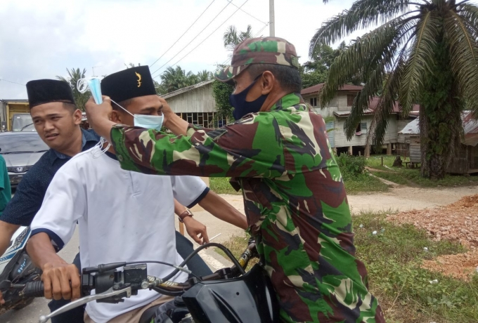Lakukan Aksi Simpatik Babinsa Bersama Bhabinkamtibmas Turun Kejalan Himbau Prokes