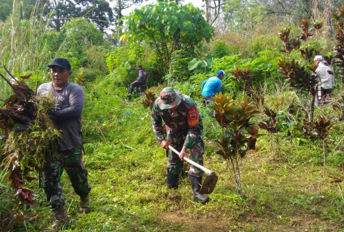 Babinsa Desa Sungai Tarap, Koramil 07/Kampar Goro Bersama Warga Bersihkan Makam