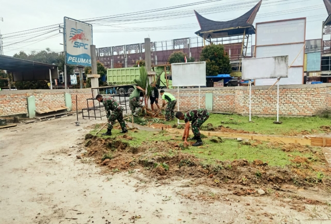 Anggota Koramil 07/Kampar Bersihkan Pangkalan Guna Terciptanya Lingkungan Kerja Yang Sehat