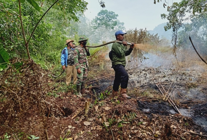 PT RAPP Kerahkan Tim Fire Fighter, Tim Gabungan Masih Padamkan Karhutla di Pelalawan
