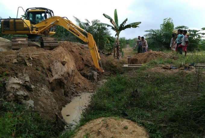 Permudah pekerjaan Satgas pra Tmmd ke 110 Babinsa Koramil 08 /Tandun Datangkan Alat Berat 