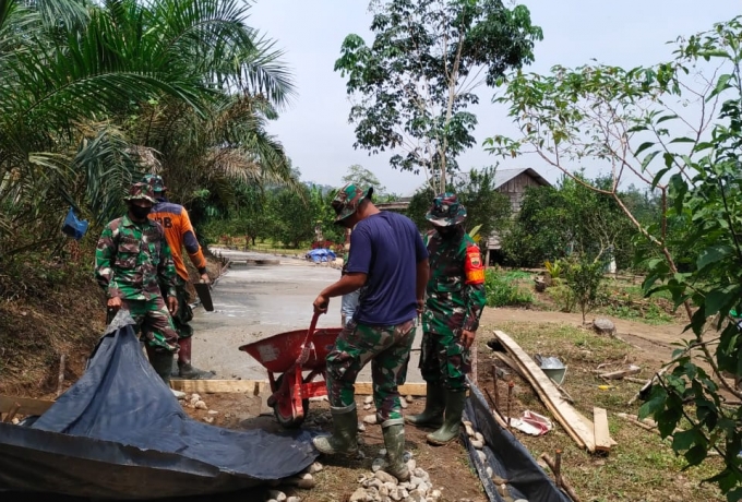 Kordinator Umum Satgas TMMD ke 110 Kodim 0313/KPR Tinjau Sasaran Pembangunan Semenisasi.
