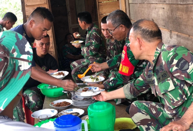 Nikmatnya Makan Siang Bersama Warga di Lokasi TMMD Ke 110 