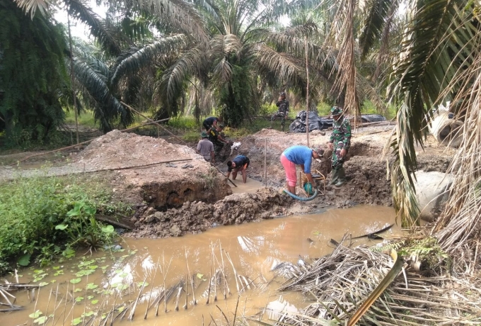 Meski Diguyur Hujan Satgas TMMD ke-110 Kodim 0313 KPR Kebut Pengerjaan Box Culvert 