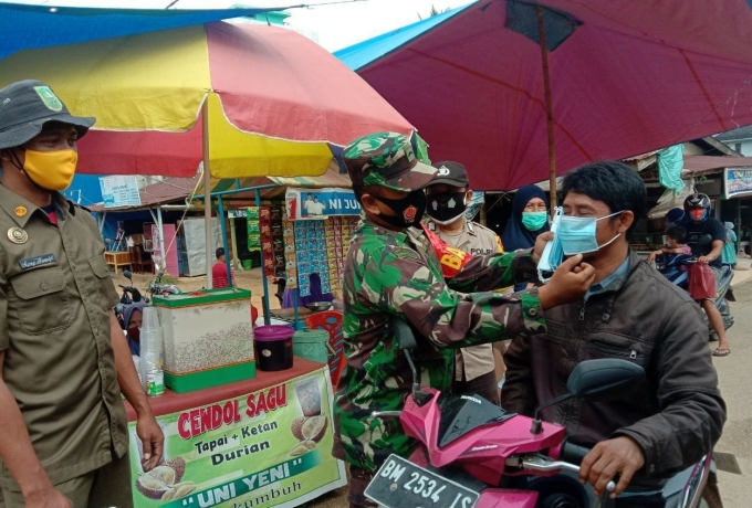 Serda Efrizal Bersama Tim Gabungan Putus Penyebaran Covid 19 Dengan Bagikan Masker