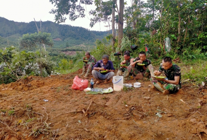 Nikmat nya Makan Siang Ala Satgas TMMD ke-110 Kodim 0313 KPR 
