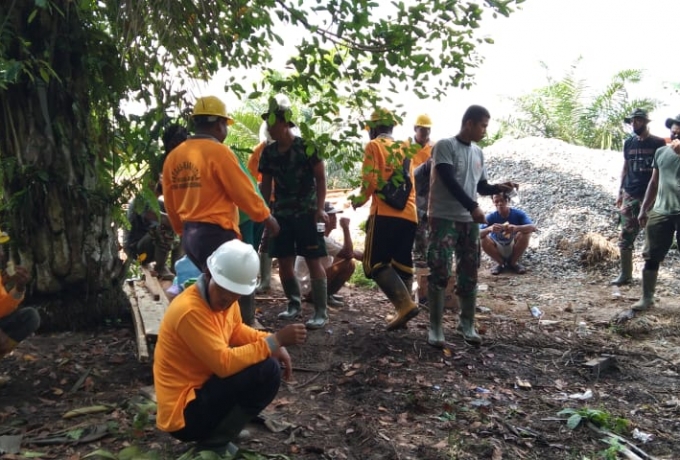 Satgas TMMD Ke 110 Kodim 0313 KPR Dan warga Turun Minum Sembari Memulihkan Tenaga 