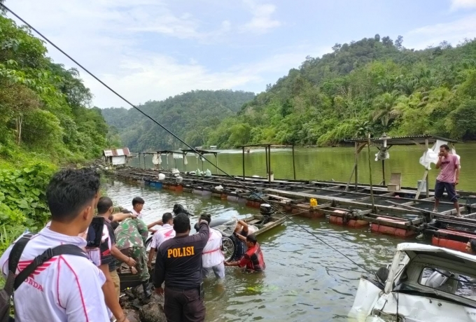 Bersama Warga, Babinsa Merangin Bantu Evakuasi Mobil Pu Dari Sungai