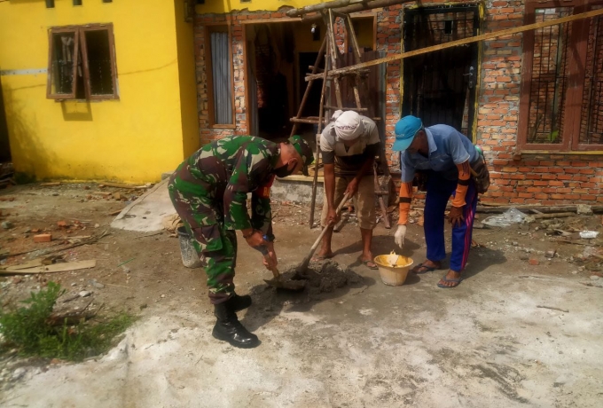Ringankan Beban Warga, Babinsa Koramil 07/Kampar Kodim 0313/Kpr Bantu Warga Bangun Rumah