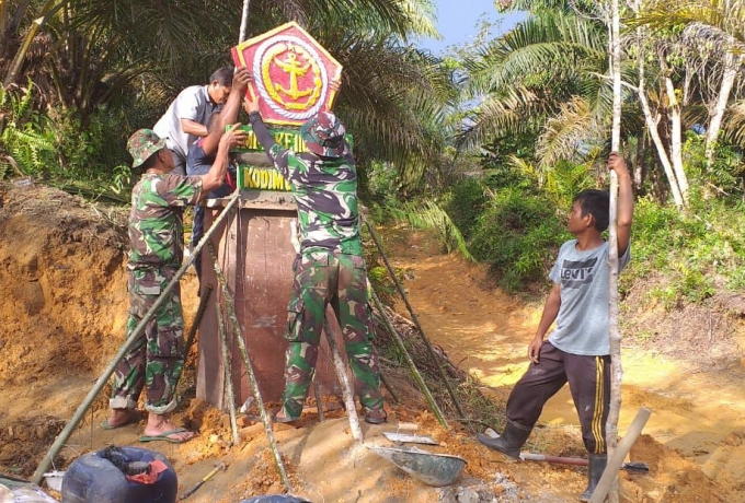 Mendekati Akhir TMMD ke-110 Kodim 0313 KPR , Anggota Satgas  Bangun Tugu Prasasti    