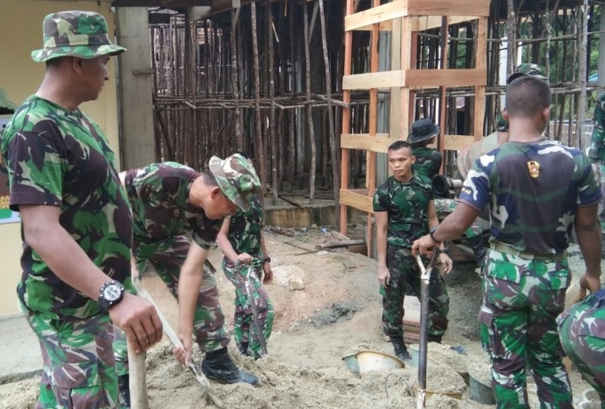 Sambut Bulan Ramadhan Anggota Koramil 01/Bkn Gotong Royong Bersama Warga Masjid di Al-Furqon