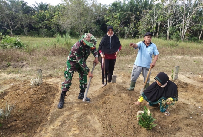 Jelang Ramadhan, Babinsa Koramil 16/Tapung dan Masyarakat Desa Sibuak Bersihkan Makam