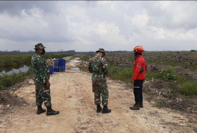Cegah Karhutla, Babinsa Koramil 03/Bunut Keling Bersama Angota Manggala Agni Rutin Lakukan Patroli