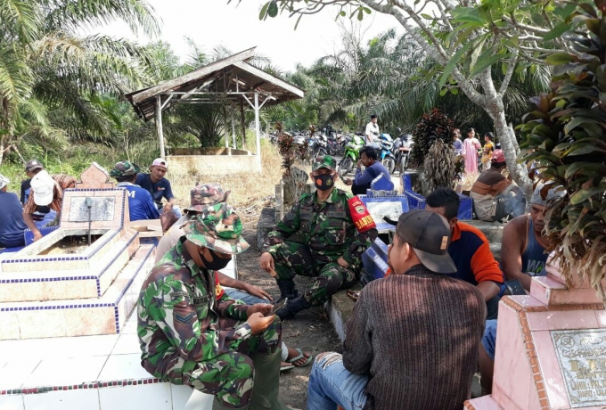 Babinsa Bersama Tokoh Masyarakat, Gotong Royong Membersihkan Tpu