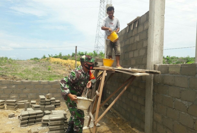 Sertu Ismansyah Ikut Gotong Royong Bangun Rumah Warga Binaan