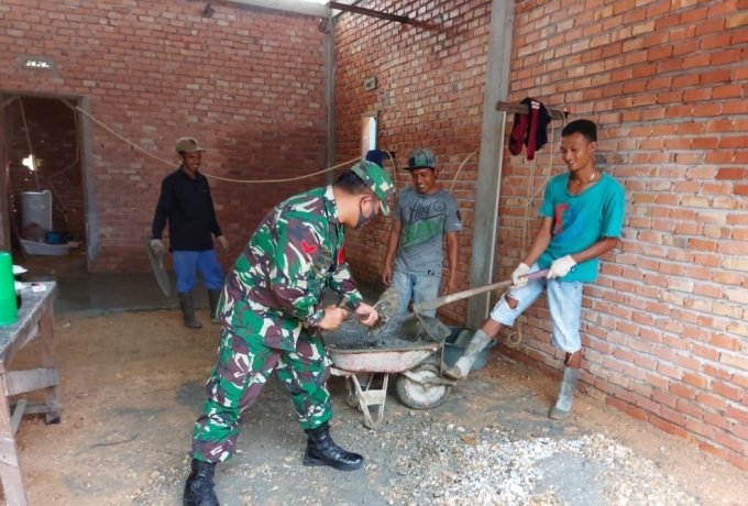 Ciptakan Kebersamaan, Babinsa 07/Kampar Kodim 0313/Kpr Bantu Warga Bangun Rumah