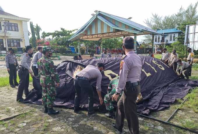 Babinsa Koramil 04/PKL Kuras Bersama Bhabinkamtibmas Dirikan Posko PPKM