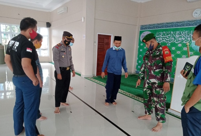 Cegah Penyebaran Covid 19 Sertu Afriwan Beri Tanda Jarak Jema'ah Sholat Di mesjid