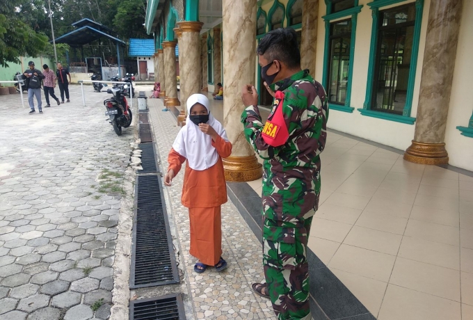 Babinsa Koramil 09/Langgam Sosialisasi dan Edukasi Siswa MDA Dalam Pencegahan Covid-19