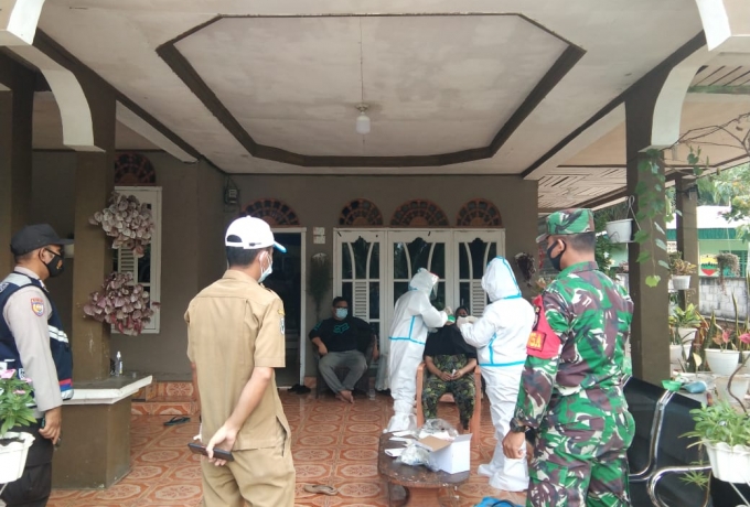 Babinsa Laksanakan Pengamanan Swab Tes Hasil Tracing