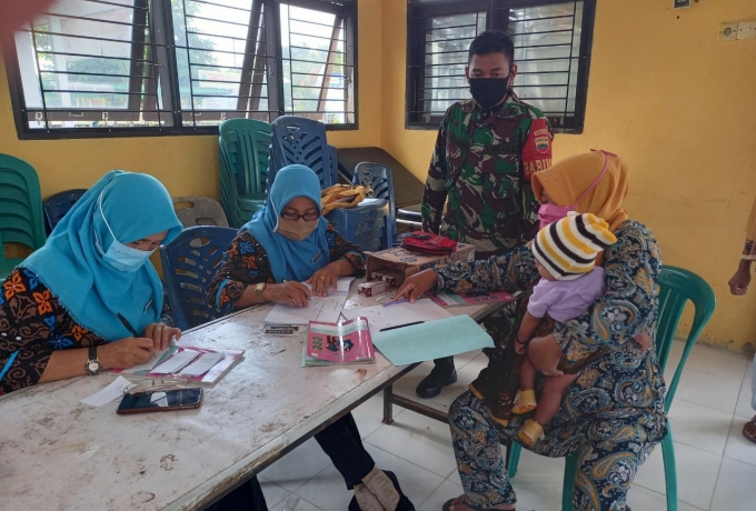 Babinsa Koramil 16/Tapung Dampingi Petugas Kesehatan Berikan Pelayanan Posyandu 