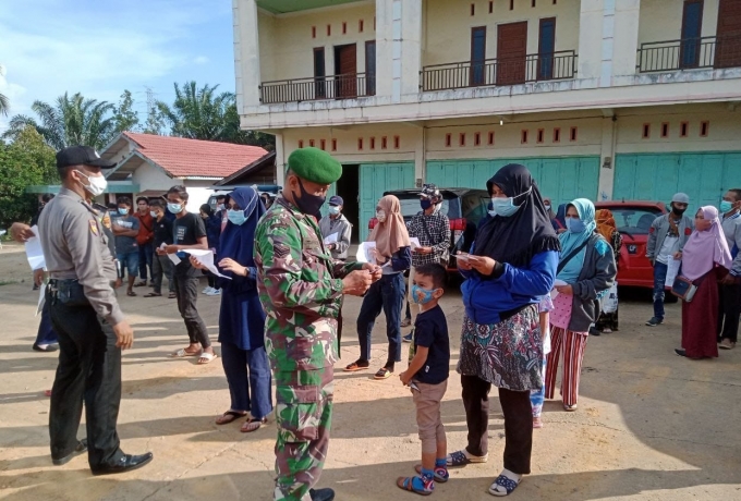 Bersama Tim Gabungan, Babinsa Koramil 04/PKL Kuras Perketat Larangan Mudik Lebaran