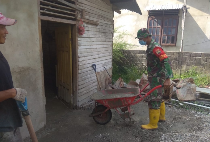 Bantu Warga Bangun Rumah Sebagai  Kepedulian Babinsa Koramil 07/Kampar Terhadap Kesulitan Warga Bina