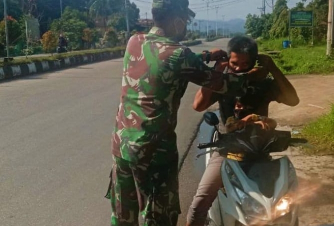 Babinsa Koramil Rambah Himbau Warga Taati Prokes dan Bagikan Masker Kepada Pengguna Jalan