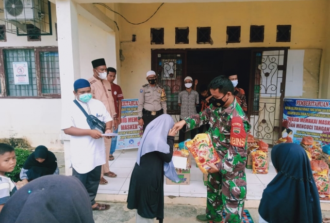Babinsa Bersama Bhabinkamtibmas Dan Pemdes Bagikan Santunan Anak Yatim  