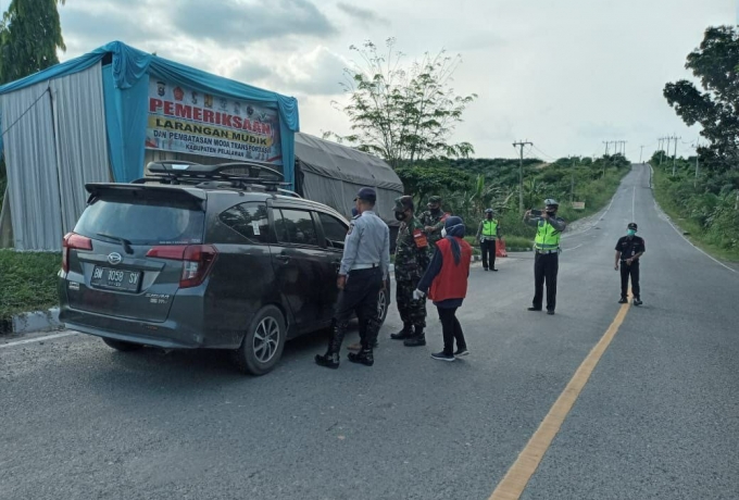 H+3 Lebaran Babinsa Koramil 09/Langgam Tetap Himbau Disiplin Prokes Bagi Pengendara