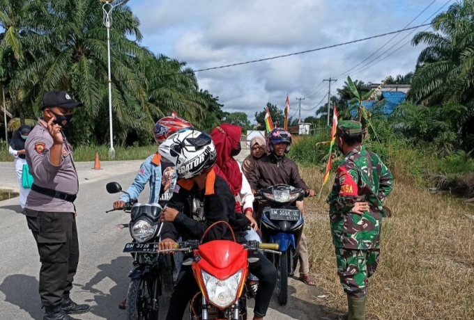 Tim Gabugan Cek Kendaraan di Pos PPKM Rohul