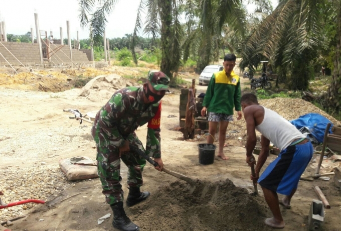 Jalin Keakraban,Sertu Ismansyah Bantu Bangun Rumah Warga Binaan