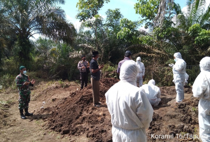 Monitoring Pemakaman Jenazah Covid 19, Babinsa Koramil 16/Tapung Tetap Jaga Kewaspadaan