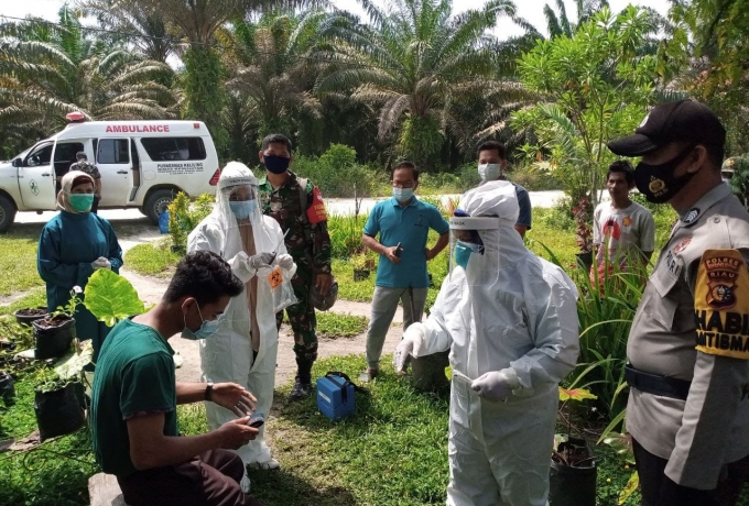 Babinsa Bersama Tim PPKM Mikro Cegah Penularan Covid 19 Di Wilayah Tambusai Utara