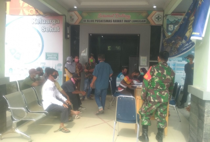 Sukseskan Program Vaksinasi Covid-19 Babinsa  Koramil 09/ Langgam Lakukan Monitoring