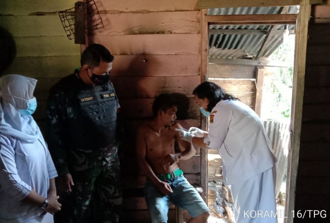Sinergitas Babinsa Koramil 16/Tapung Dampingi Pelaksanaan Vaksinasi Covid -19 Warga Kategori ODGJ
