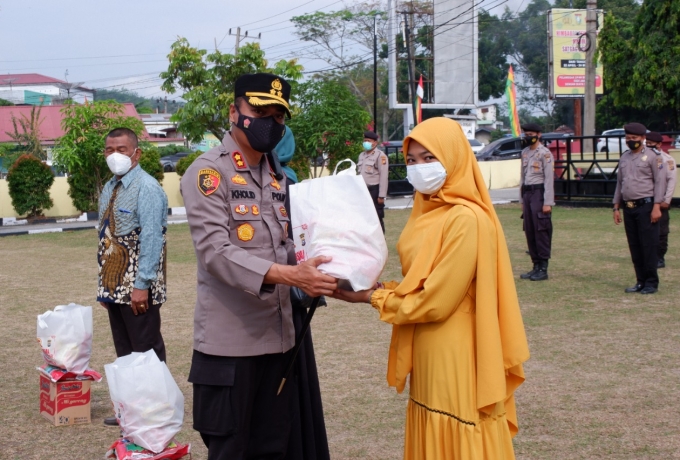 Peringati Hari Bhayangkara ke-75, Polres Kampar Gelar Baksos Serentak Bagikan 1000 Paket Sembako
