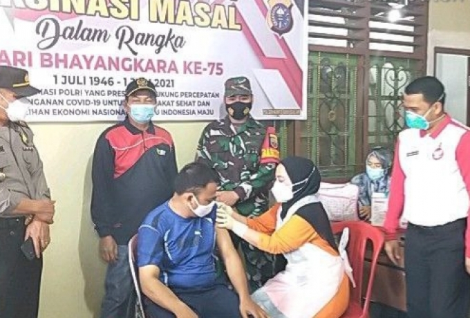 Babinsa Koramil 10/Kunto Darussalam Pantau Vaksinasi