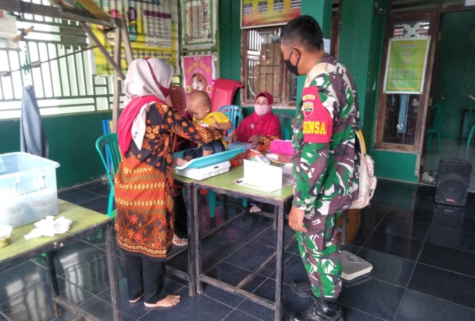 Jalin Kerjasama Dengan Kader Babinsa Dampingi Petugas Berikan Layanan Posyandu