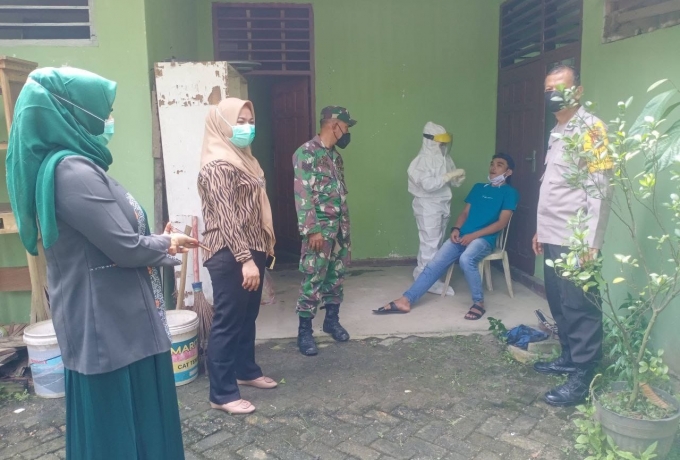 Babinsa Koramil 01/Bkn Dampingi Tenaga Kesehatan Lakukan Swab Antigen Terhadap Masyarakat 