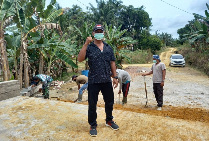 Anggota Satgas TMMD Bersama Masyarakat Goro di Sasaran 6